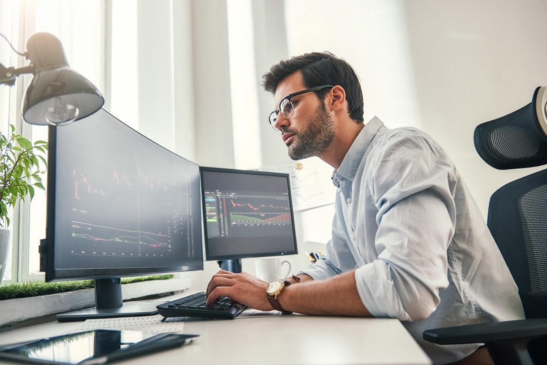 Mann führt Datenanalyse am Computer durch