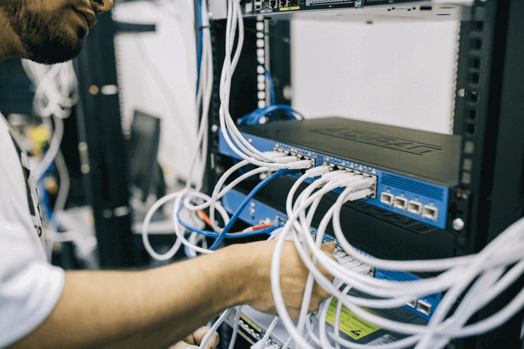 Mann arbeitet im Rechenzentrum