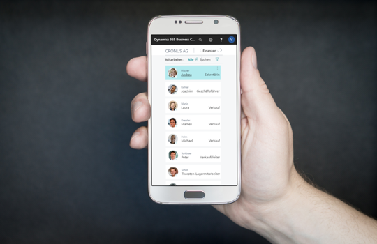 eCOUNT  | ERP testen Mitarbeiter Smartphone