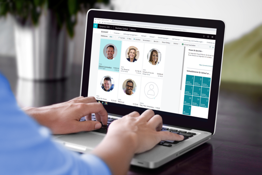 Business Central | Übersicht der Debitoren am Laptop