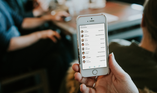 Business Central | Ressourcenverwaltung Mitarbeiter auf Smartphone